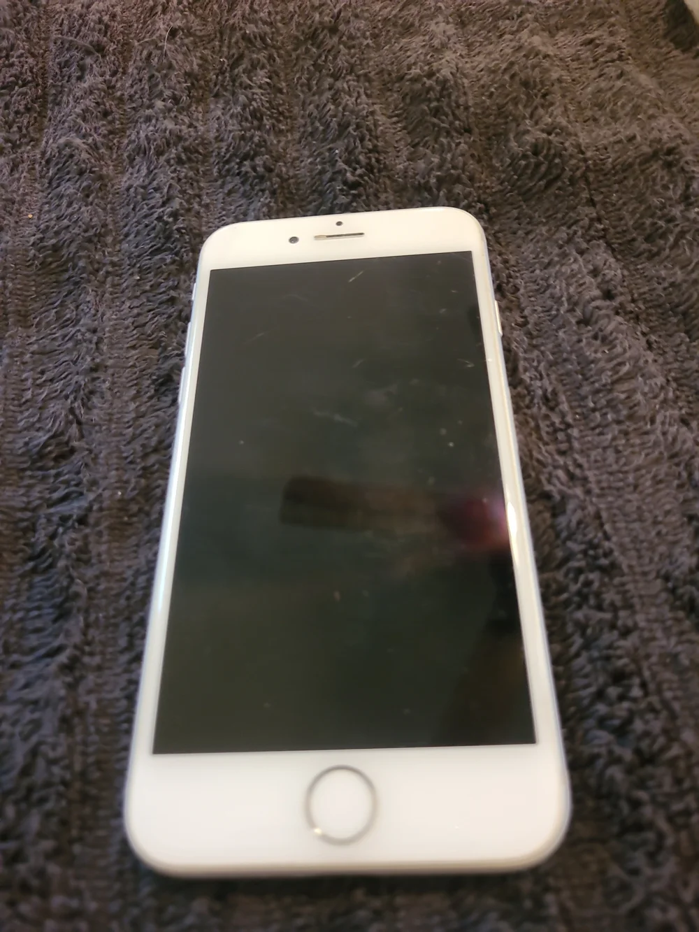 Apple iPhone 8 - 64 GB - Silver For Parts Or Repair!